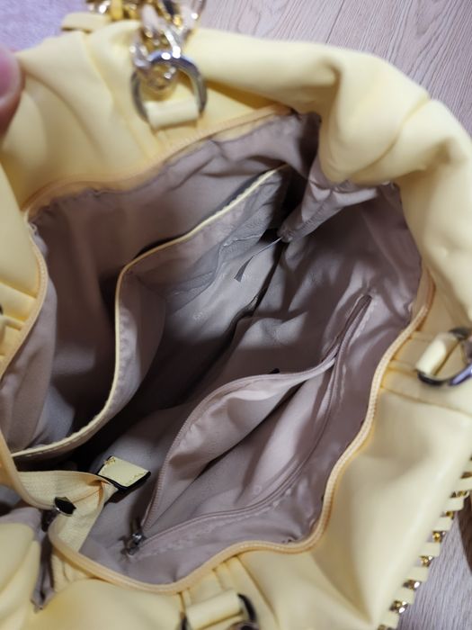 Жълта чанта с вътрешни джобове