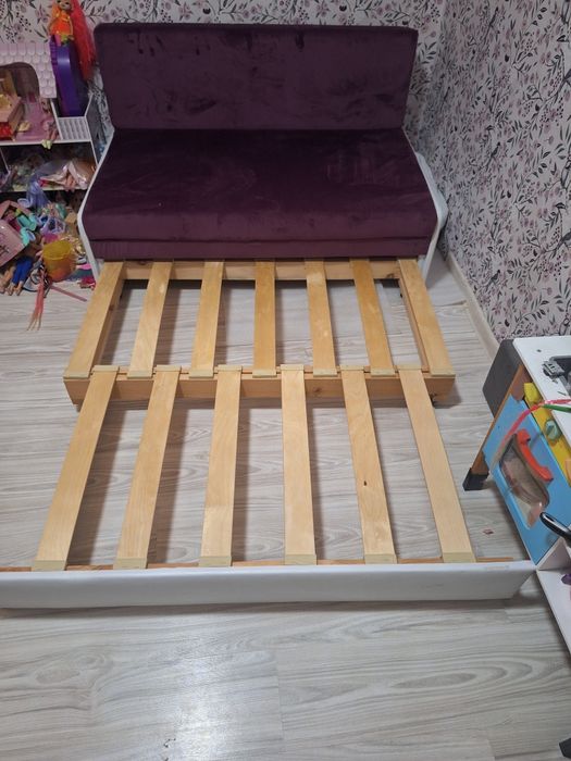Диван в изключително запазен вид.