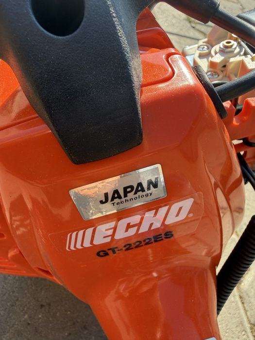 Motocoasa ECHO.