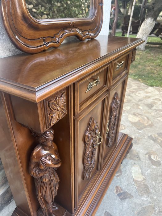 Comoda hol cu statuete si oglinda !