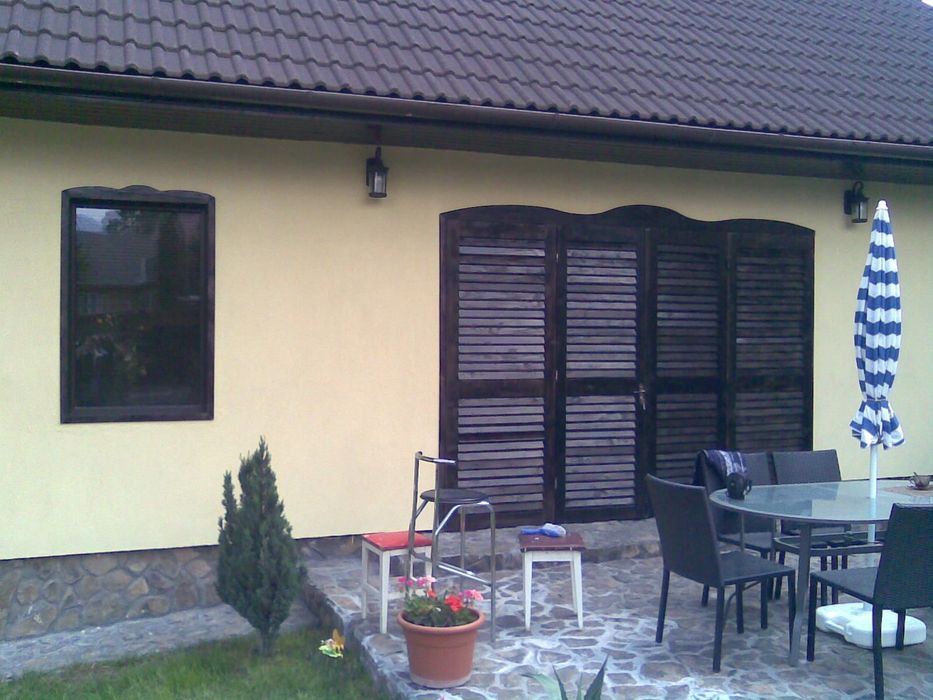 Jaluzele din lemn cu lamele rabatabile