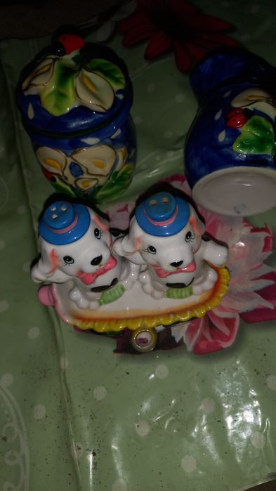 Продаются чайник и посуда разная.