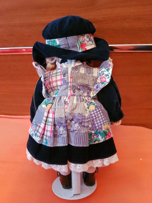 Три артикула - Кукла и две порцеланови чинии