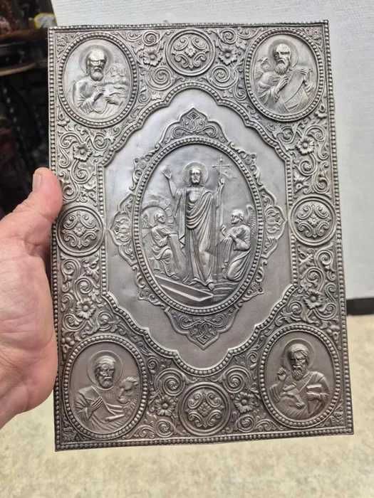 Lot vintage de 8 icoane si obiecte religioase