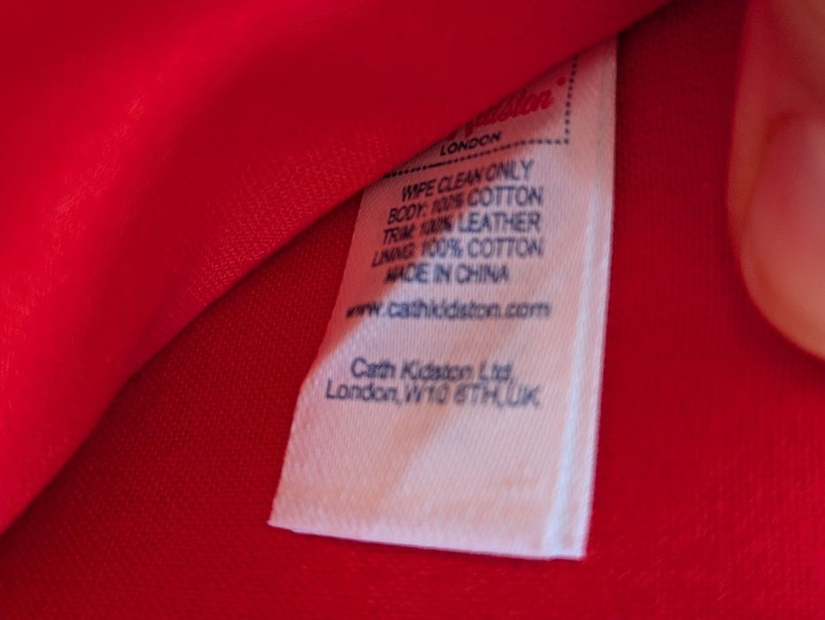 Малко червено партмоне с цветя