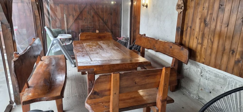 Маса с пейки от масивно дърво