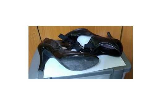 Pantofi M&S UK cu toc inalt negri de lac cu siret, model deosebit, 40