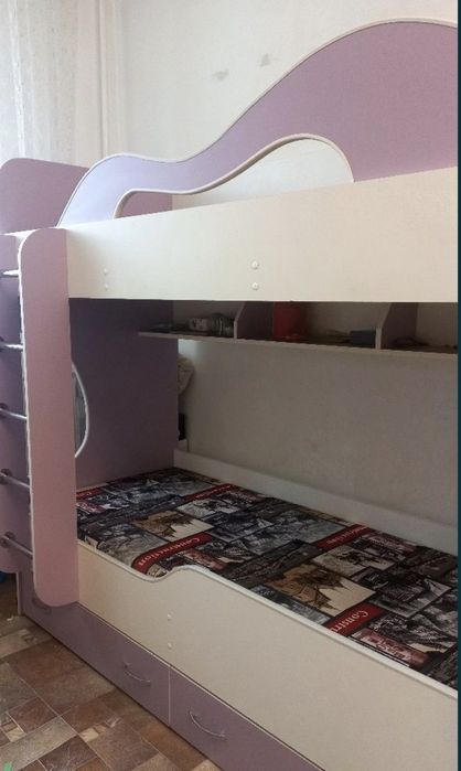 Продам двухъярусную кровать.