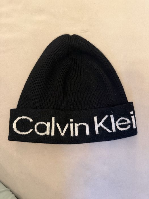 Зимна черна шапка Calvin Klein