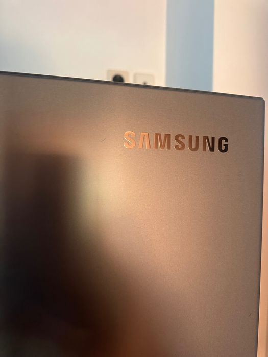Хладилник Samsung с ледогенератор, диспенсър за вода, No frost