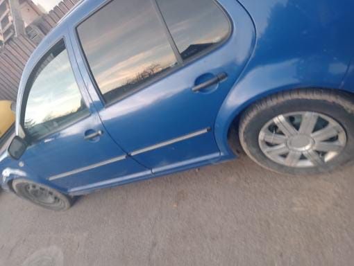 Vând Volkswagen Golf 4 – 1.4 16V, 1999 – 2000 lei
Vând VW Golf 4, anul