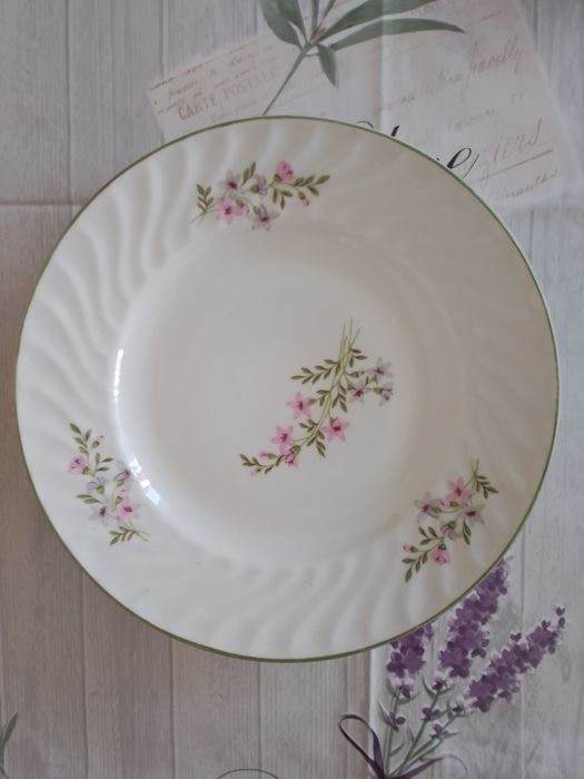 Порцеланови чинии няколко модела