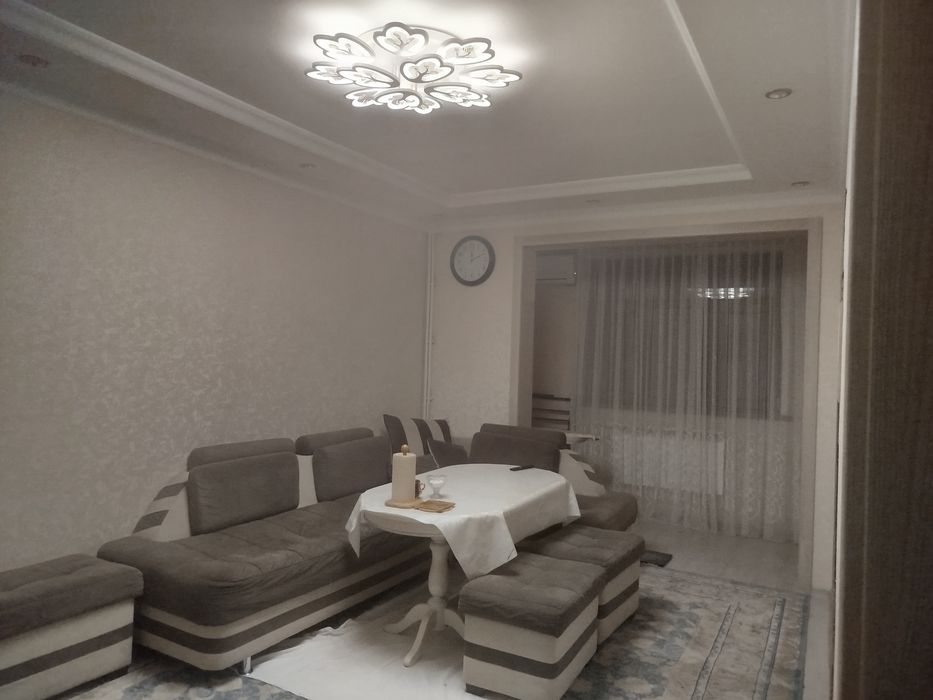 Диван угловой с пуфигами