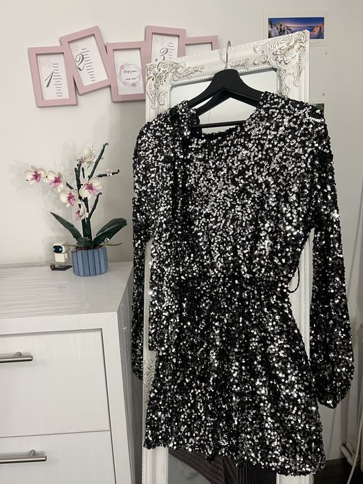 Пайетена рокля с коланче