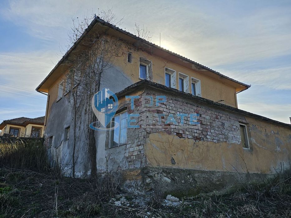 Панорамен парцел с масивна сграда с проект за къща за гости в село Бу