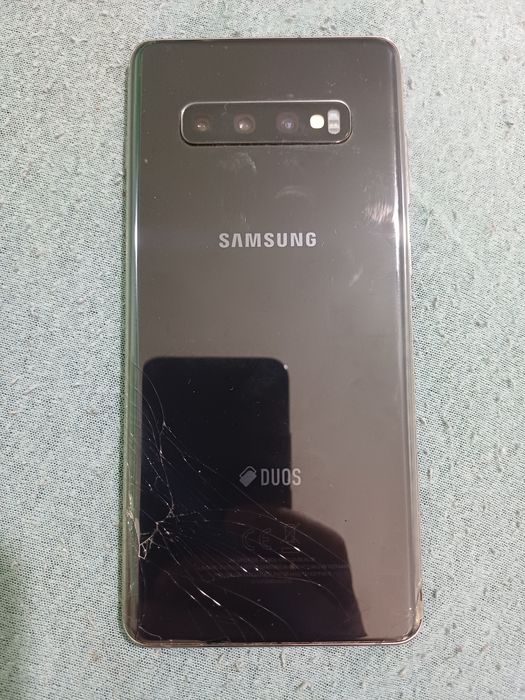 Samsung Galaxy S10 plus cu displayul defect ( spart). Placa estr buna