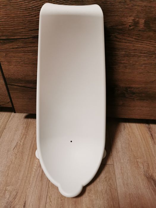 Продавам стойка и подложка за новородено за вана Stokke