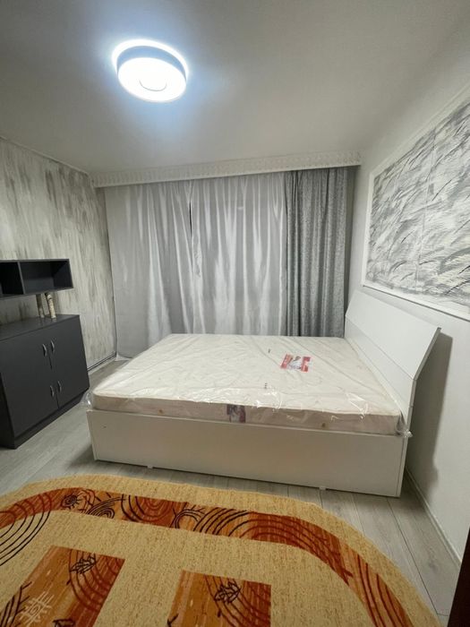 Inchiriez apartament 3 camere decomandat  zona Palas