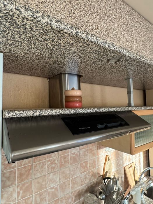 Vand mobila de bucatarie completa cu electrocasnice incluse hota, aragaz, cuptor si frigider.