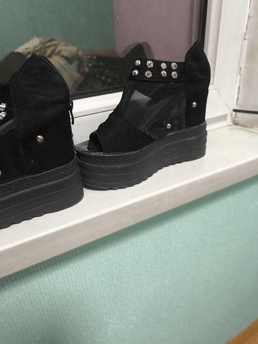 Продам босоножки на платформе