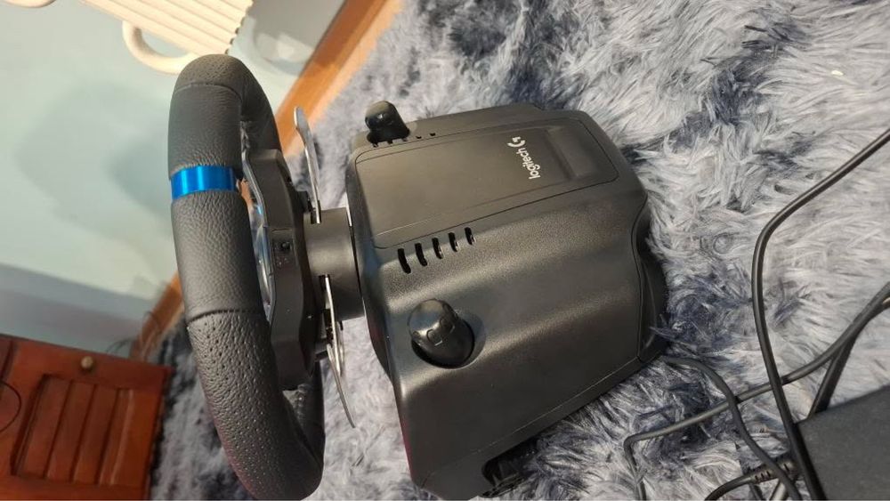 Logitech волан с педали ползвани 1 месец