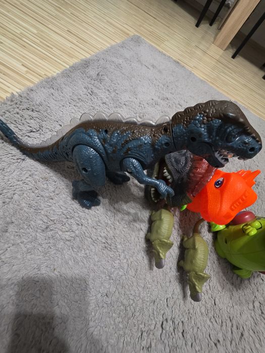 Lot dinozauri cu sunete si lumini
