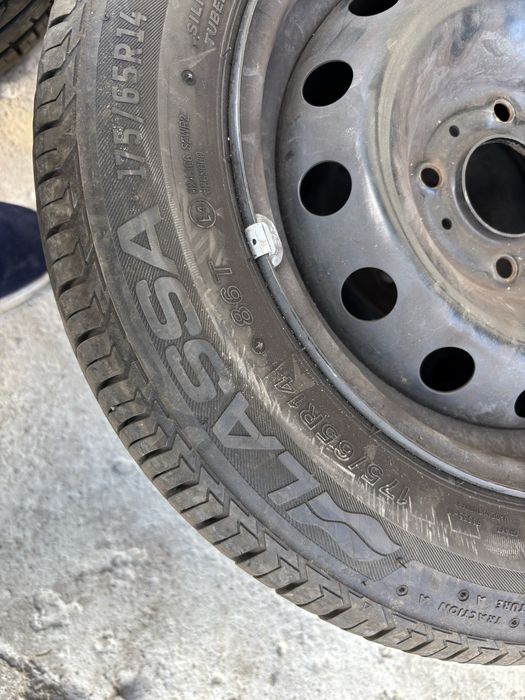 Летни гуми с джанти 4бр.175/65R14 Ситроен Форд,Рено