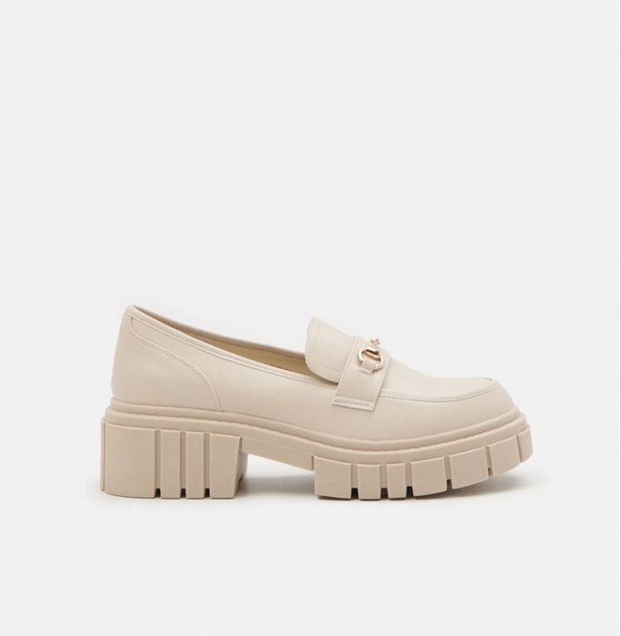 Mocasini bej cu catarama aurie