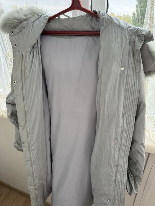 Пуховик зимний серого цвета