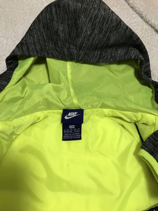 Продавам зимно яке за момче NIKE