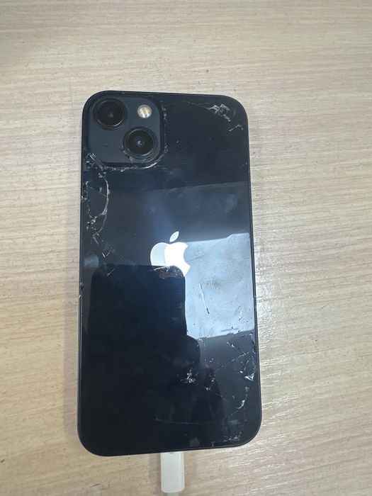 iPhone 13 в темно синем цвете