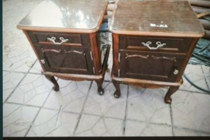 Продаются антикварная витрина после качественной реставрации.