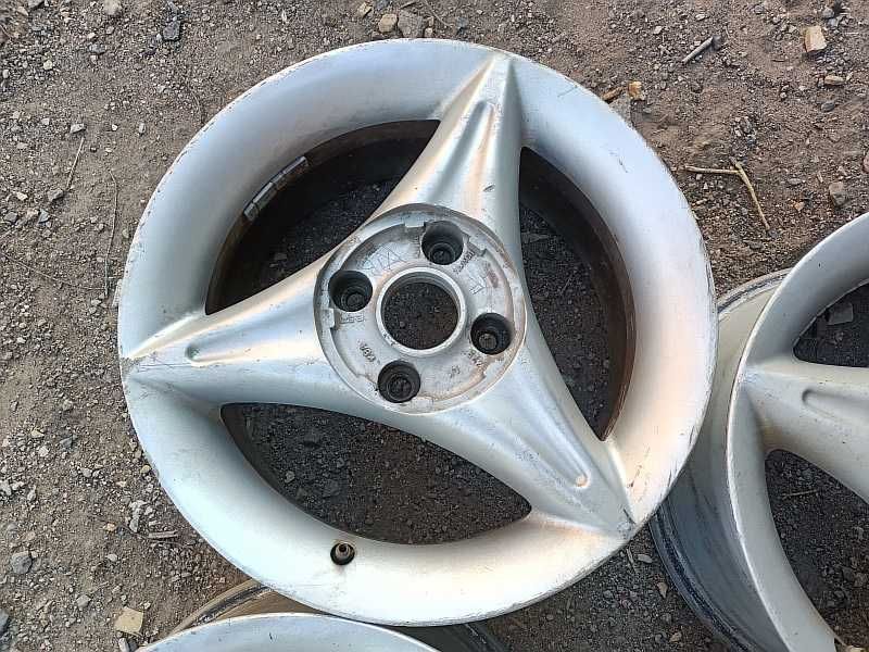 Продам оригинальные легкосплавные диски на Audi 80