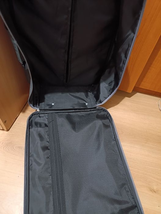 Vând geantă cu roți