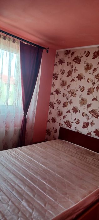 PROPRIETAR, inchiriez apartament 2 camere, situat in Bistrita, zona cinema Dacia. Imobilul se afla la etajul 4 al unui bloc cu 4 etaje, izolat termic