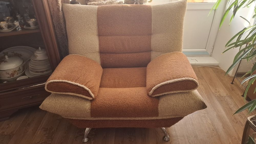 Диван и одно кресло