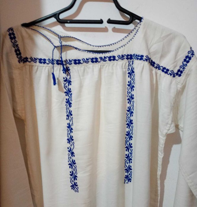Rochie / ie traditionala romaneasca din Oltenia, veche, originala, tesatura din bumbac cu broderie, avand in jur de 100 ani