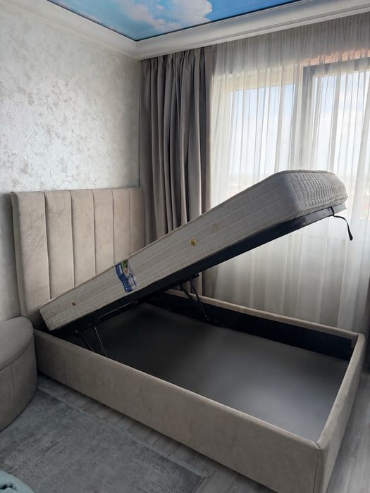 Pat 200x120 tapitat cu somiera +saltea,stare foarte buna ca si nou