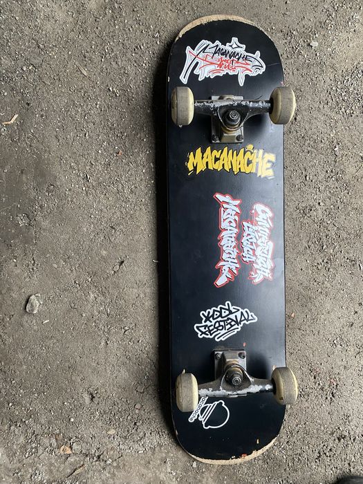 skateboard cu stickere macanache