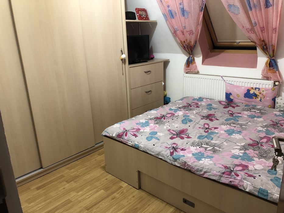 Proprietar vand apartament cu 2 camere la mansarda zona Dambovita