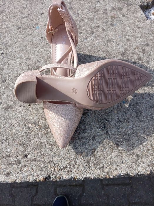 Vând pantofi de ocazie