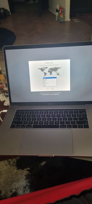 MacBook Pro 15" Touch Bar (2017) i7 / 16GB / 512GB SSD / Space Gray