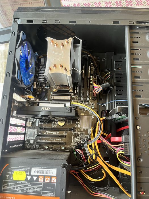 •	PC Gaming / Office – carcasă cu panou lateral transparent