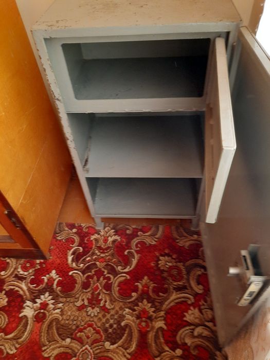 Seyf, ikki qavatli. Qulf kaliti bor. 1.5 metrli.