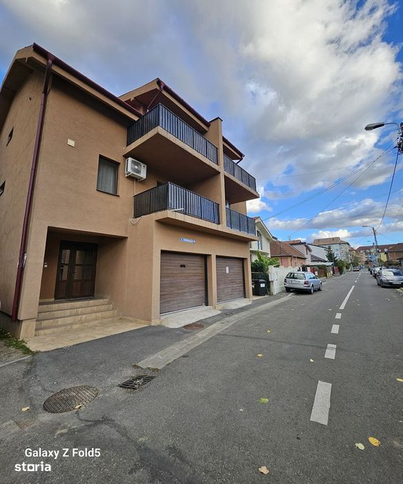 Apartament 3 camere de închiriat – zona Rogerius