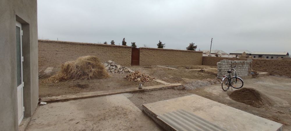 Qarshi Dan joylashgan Yerqurgon bozoridan  3 km uzoqda