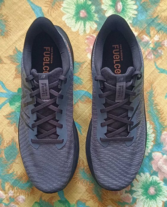 Маратонки NEW BALANCE FuelCell Propel v4 размер 44 и NEW BALANCE Evoz v3 размер 43. Нови.