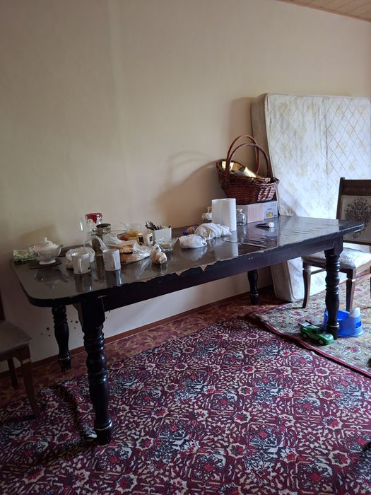 Стол огромный для кухни