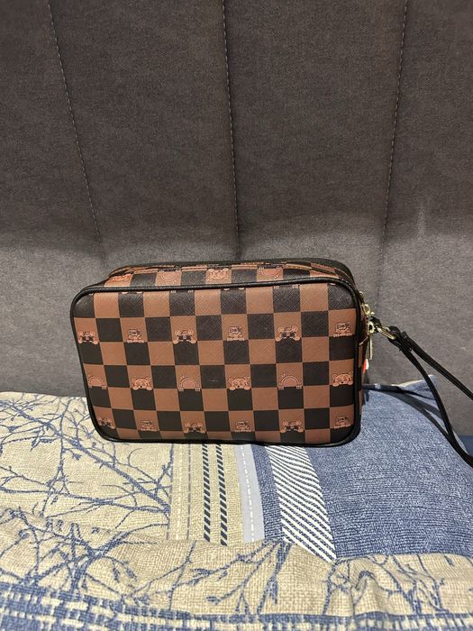 Продавам несесер SPRAYGROUND