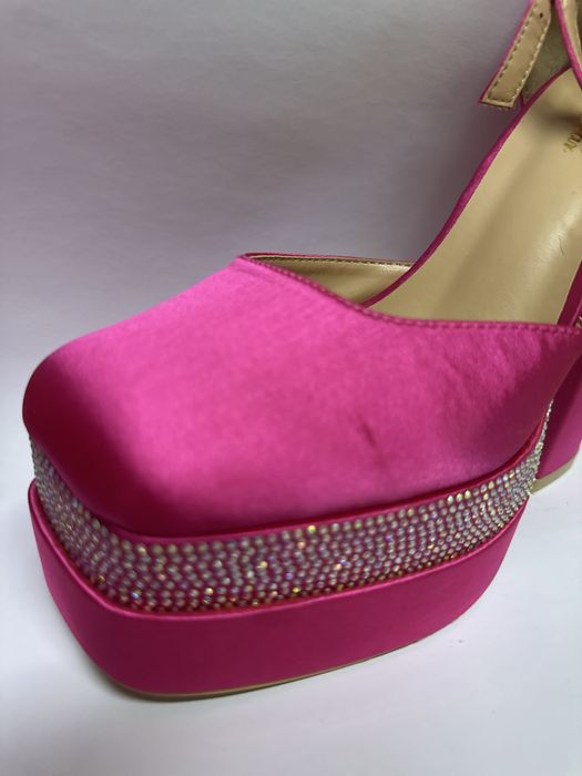 Красиви ярко розови високи обувки с камъни